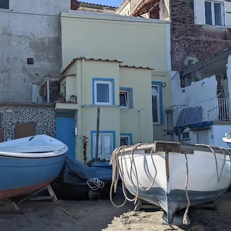 Дом отдыха House - Seafront & Aragonese Castle View - *