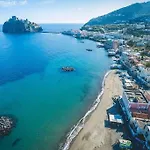 House - Seafront & Aragonese Castle View - Casa vacanze *