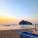House - Seafront & Aragonese Castle View - Casa vacanze *